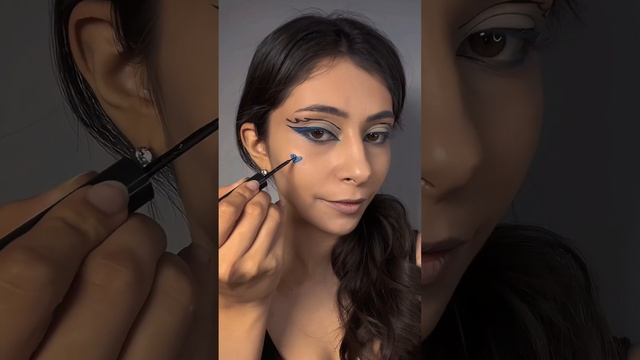 Синий макияж? Blue make up #makeupartist #бьютиблогер #синиймакияж #шортсы #макияж #реки2023 смотреть онлайн