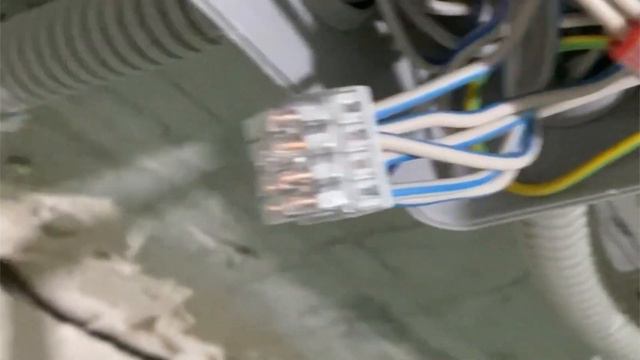 Монтаж распределительной коробки. Никогда так не делай! смотреть онлайн