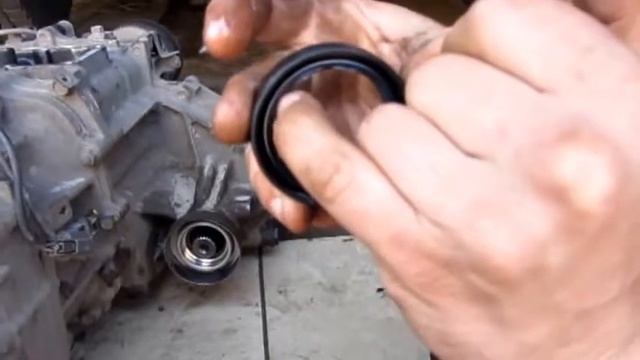 Митсубиси L-200. ремонт замена сальника хвостовика смотреть онлайн