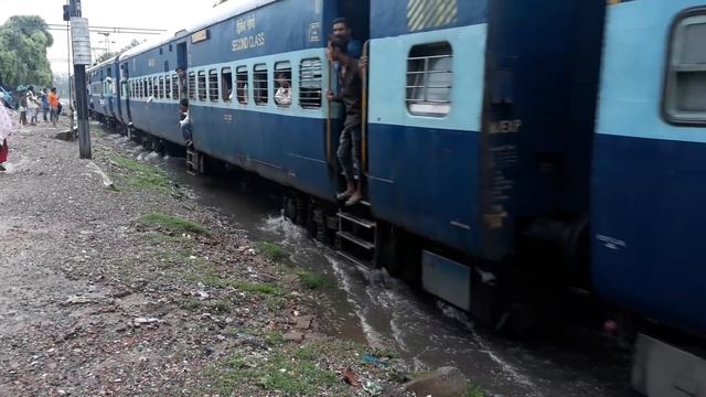 पानी पर चलती हुई ट्रेन - भारतीय रेल | Train running on water - Indian Railways | Patna Kota Express смотреть онлайн