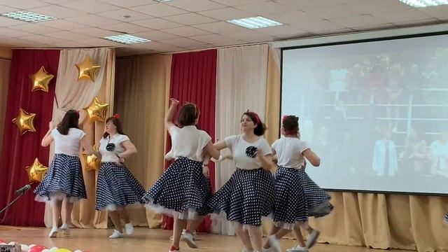 Танец родителей на последнем школьном звонке. Выпуск 2019. Гимназия 9 Новосибирск. смотреть онлайн