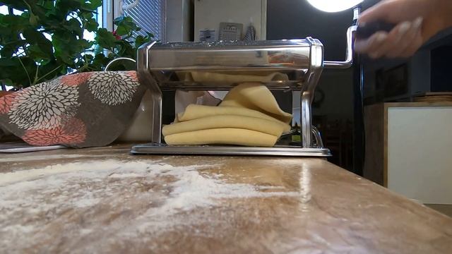 Показываю тестораскатывательную машину - мои лайфхаки!!! Делаю манты - рецепт теста и 2 начинки!!! смотреть онлайн