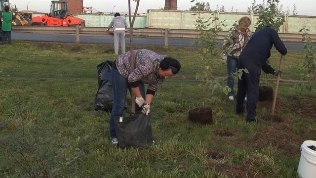 Труженики предприятия «Софрино» 13 сентября вышли на субботник смотреть онлайн