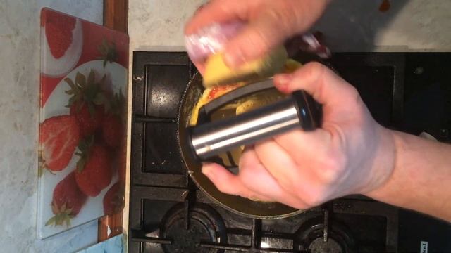 Омлет с помидорами и сыром. 煎蛋捲配番茄和奶酪。 смотреть онлайн