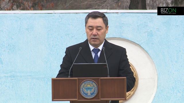 Садыр Жапаров передал Боевое Знамя войсковой части ГКНБ в честь 50-летия со дня ее образования. смотреть онлайн