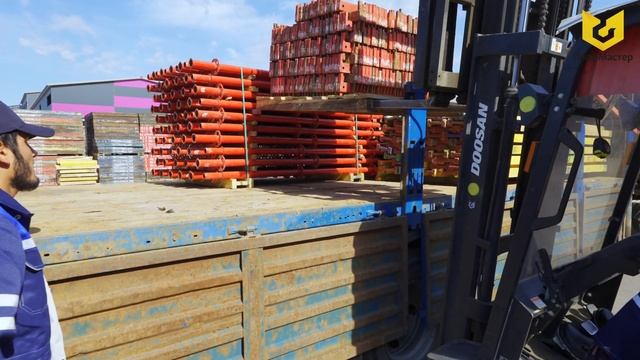 Как работает склад: погрузка опалубки и лесов смотреть онлайн