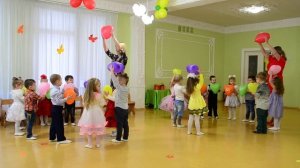 Красивый вход с шарами  на утреннике 8 Марта Младшая группа