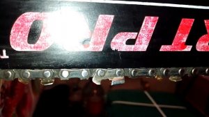 натягиваю цепь на электропиле, убираю ее провисание, надо следить в процессе работы за натяжением