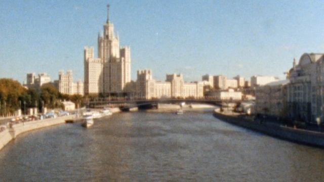 Москва-2023 [Super8 film] (Kodak Vision3, Canon Autozoom 814) смотреть онлайн