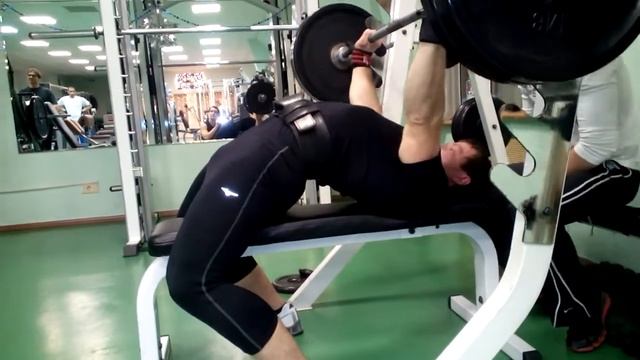 Тренировка жима лежа, эксперемент с техникой в средне-тяжелом подходе смотреть онлайн