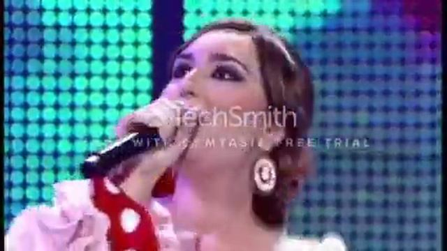 La cantante Esmeralda Bandera canta una canción de Concha Piquer titulada "Tu ropita con la mía". смотреть онлайн