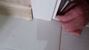 Как отпилить металлический порожек? Ставим пороги, шпаклюем стены в кладовке