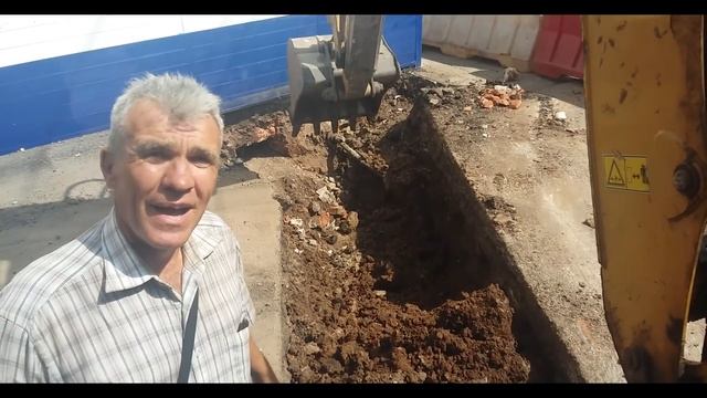 #62. Капаем, грузим, равняем и все это с пробитым колесом на CAT 428 F