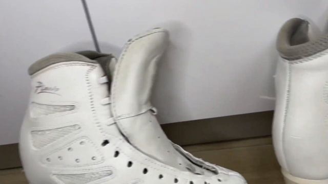 КРАСКА ДЛЯ КОНЬКОВ? Как она работает? ПРИВОЖУ БОТИНКИ В ПОРЯДОК| JUST SKATING GIRL ⛸ смотреть онлайн