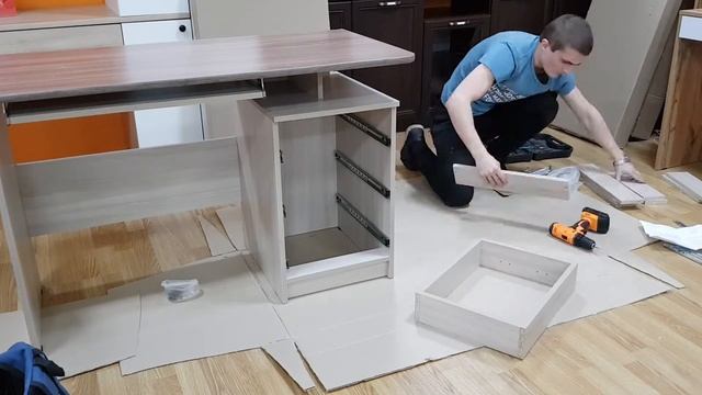 Стол письменный №4 от МАХмебель. Сборка сотрудником магазина Антэль на выставке в Доме мебели. смотреть онлайн