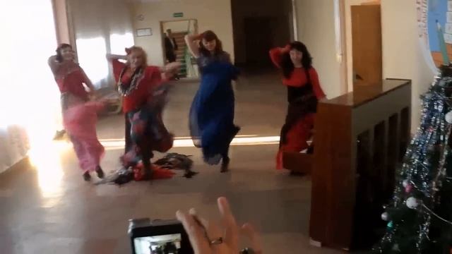 2011-12-29 Поздравление соседей (цыганский танец) смотреть онлайн