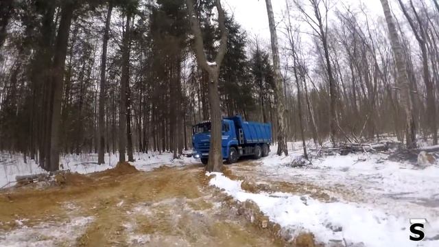 КамАЗ-6520. Возим грунт. Вытаскиваем пятнашку. Моемся. Один день на самосвале ч.3! смотреть онлайн