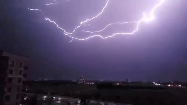 Brilliant Lightning Bolt Flashes Across Night Sky - 1138737 смотреть онлайн