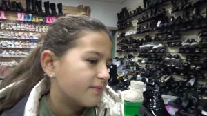 Выбираем обувь девчонкам . На рынках Усть- Лабинска многолюдно. 19.11.22.