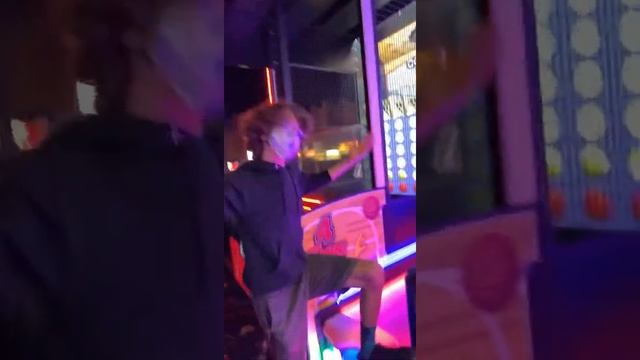 LANE MASTER - Playing Virtual Bowling at the Pinballz Arcade смотреть онлайн