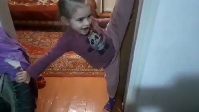 Милена показывает что она умеет делать💝👇❤️ смотреть онлайн