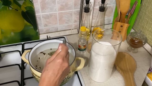 Маринованные огурцы с луком, вкусные и хрустящие. смотреть онлайн