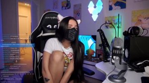 Лижут писю под столом