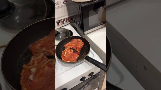 На ужин свинные стейки Ням-ням! смотреть онлайн