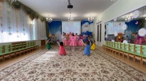 Танец цветов и бабочек -  муз.и сл. А.Евтодьевой, танцуют дети старшей группы