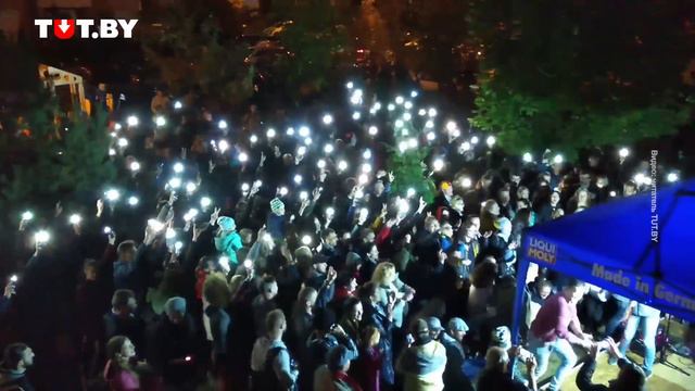 В Малиновке несколько сотен человек собрались на концерт группы «Стары Ольса» смотреть онлайн