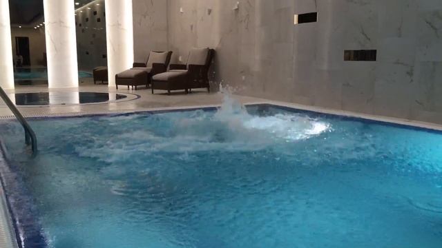 Семейный прыжок в одежде в бассейн резиденции Сареево. Необычный финал праздника. смотреть онлайн