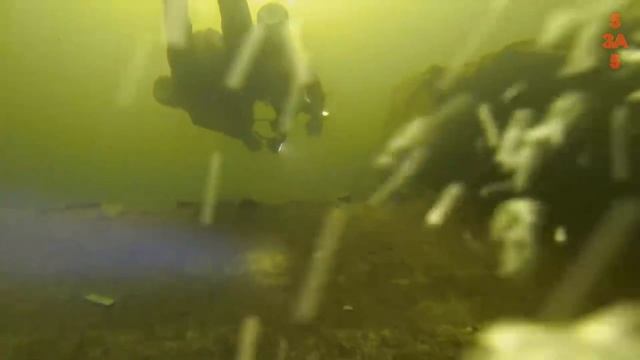 Дайверы всплывают в ужасе увидев дно этой пещеры!! смотреть онлайн