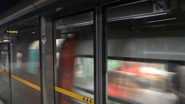 London Underground 1996 Stock - Arriving London Bridge Stn (Jubilee Line)