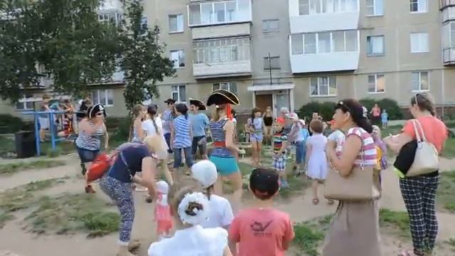 Праздник на Первомайской Встаем по двое. Миасс смотреть онлайн