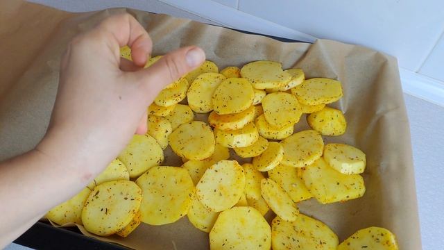 Сладко-пряные крылышки с запеченым, хрустящим картофелем. Бесподобный ужин, оценит вся семья. смотреть онлайн