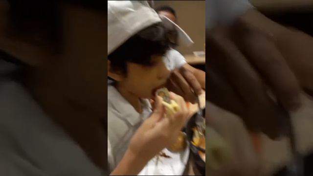 Jean Wallace comendo sushi 🍣 Dezembro de 2023 31/12 .10 anos смотреть онлайн