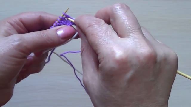 Очень красивый двухцветный узор спицами.