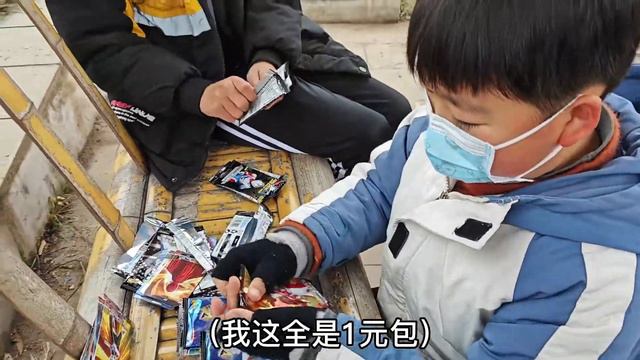 回顾2022年买卡包的小卖铺，回忆满满！小侄子和弟弟还捡到卡包！ смотреть онлайн