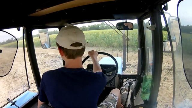 16Д 2017г Опять на поле Заканчиваю дисковать участок после уборки пшеницы на тракторе МТЗ 952 смотреть онлайн