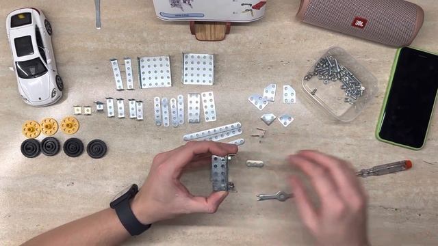 Собираем металлический конструктор с Арсением