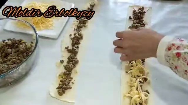 Ну очень вкусный мясной пирог. Пирог из слоенного тесто. смотреть онлайн