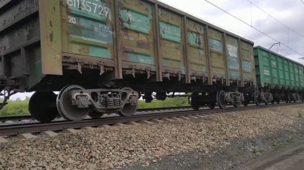 Эп2к с пассажирским поездом и 2Эс6 с грузовым поездом