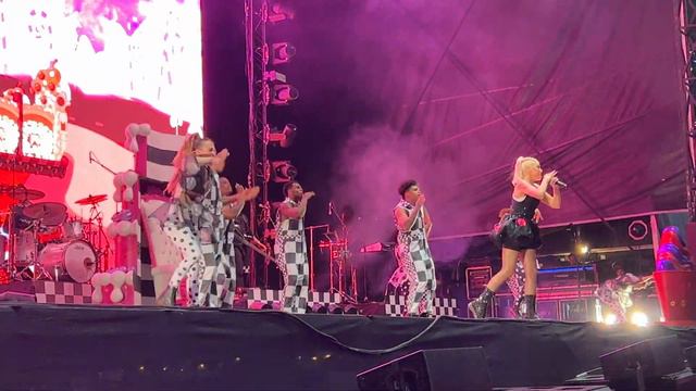 Gwen Stefani - Wind It Up *4K VERSION* - Live - Warwick Castle - 23/6/23 смотреть онлайн