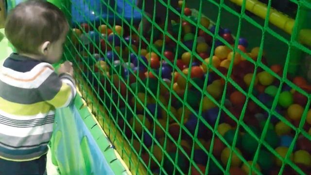 Дримлэнд Красноярск. Дети катаются на качелях, видео для детей. Развлекательный центр для детей. смотреть онлайн