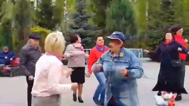 А Я ИДУ ЗНАКОМОЙ УЛИЦЕЙ ???ХАРЬКОВ ТАНЦЫ В ПАРКЕ 2023 смотреть онлайн