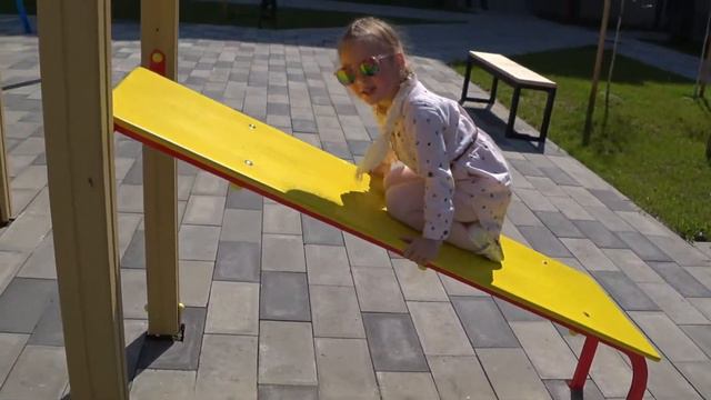 Играем на детской площадке и поход в кукольный театр :: Play on outdoor playground & puppet theater смотреть онлайн