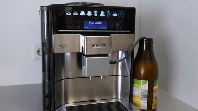 Siemens EQ.6 plus: Flat White, Americano und Kleiner Brauner zubereiten смотреть онлайн