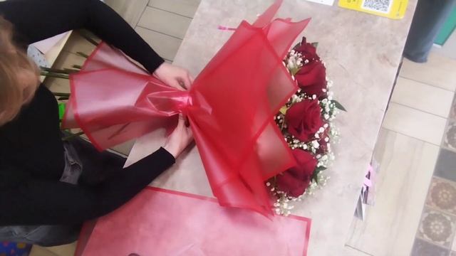 Упаковка роз с гипсофилой. 7 937 656 56 77 Самара Кошелев Финютина 45 салон цветов Дари красиво смотреть онлайн