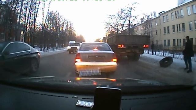 У автобуса слетела покрышка смотреть онлайн