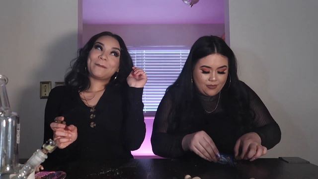 Two Girls One Bong: Who Can Smoke A King Palm The Fastest!!! смотреть онлайн